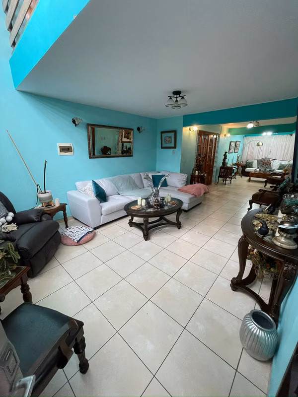 Hermosa Casa de Dos Pisos, Sector Estadio.