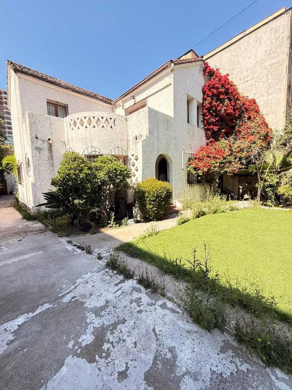 Espaciosa Casa Residencial u Oficina (130431)