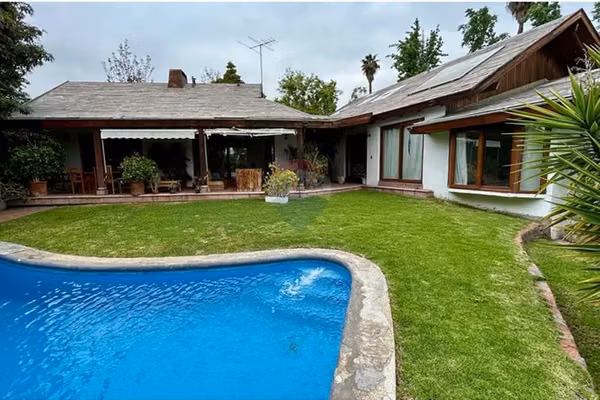 Casa en san carlos de apoquindo con buen terreno