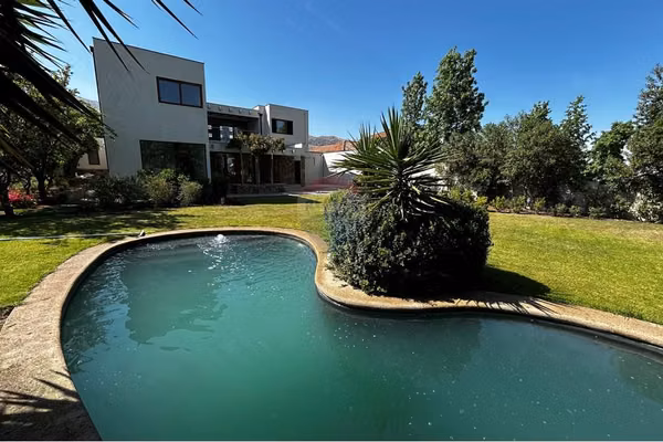 Impresionante casa en chicureo: espacio y confort