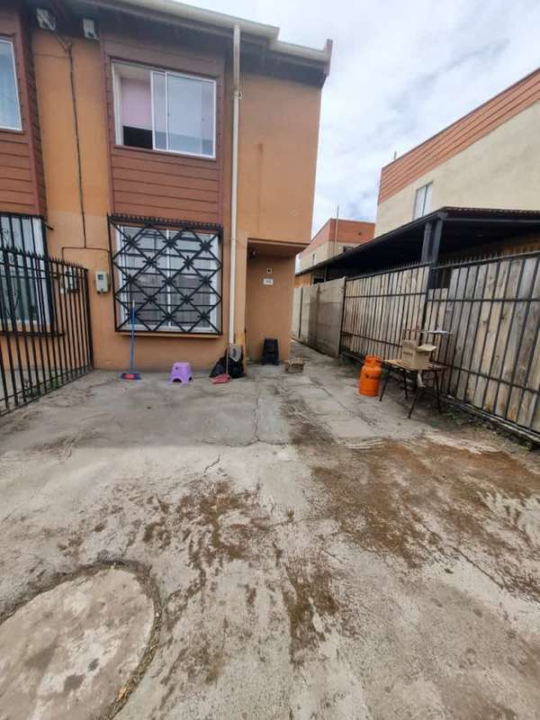 Casa 2 pisos, 3 dormitorios, 2 estacionamientos, C