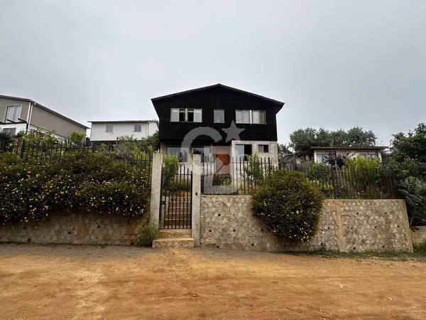 Casa con amplias posibilidades en terreno extenso de 450m2