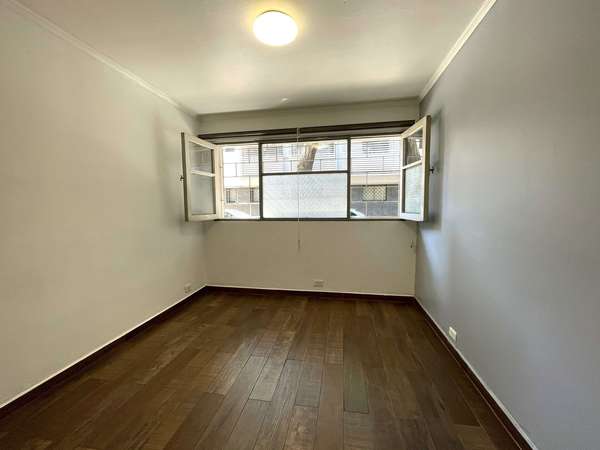 Studio / Oficina de 16 metros cuadrados, con 1 privado y 1 baño completo, cocina eléctrica y termo eléctrico.