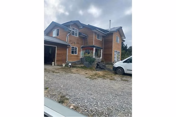 Venta de parcela con 3 casas la vara