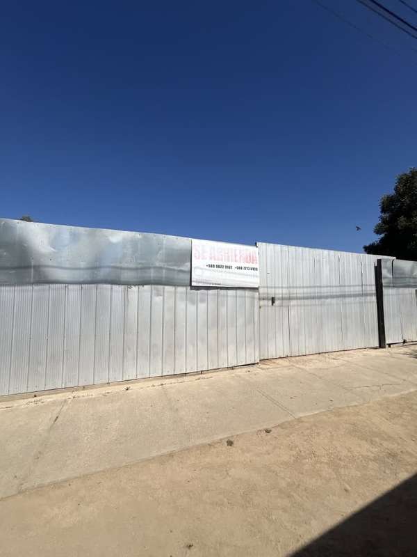 ARRIENDO SITIO CON LOCAL NO TERMINADO .