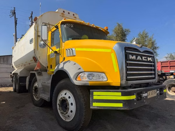 Camión Algibes impecable estado Mack 35.000. Litros