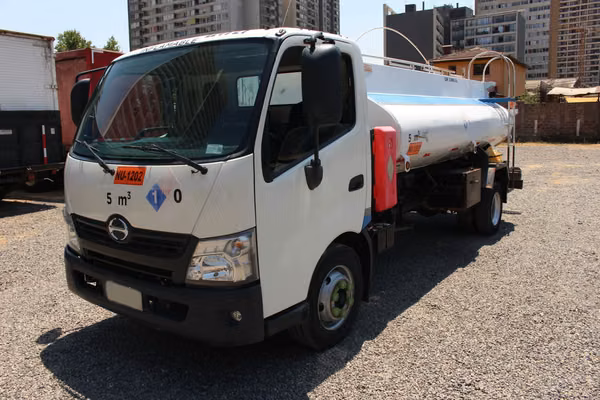 Camion Hino 300 XZU 8.5 SL año 2020 con Estanque Combustible 5.000 Ltrs