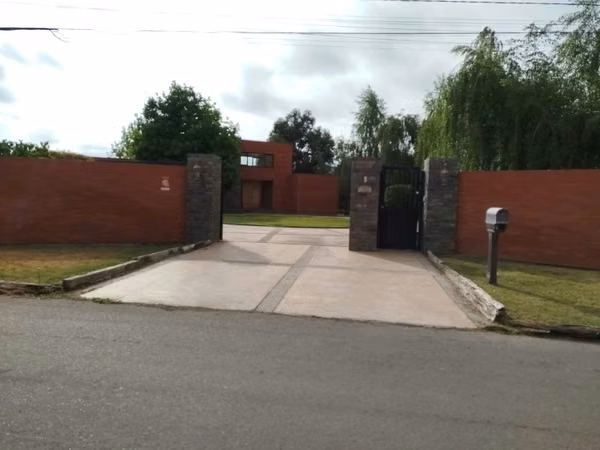 HERMOSA CASA  390 mtrs2 / Terreno 5.000 mtrs2