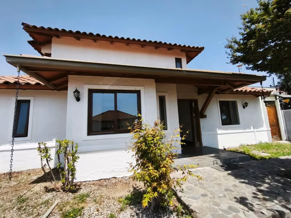 CASA REMODELADA QUINCHO Y PISCINA (5D-4B) - EL BUEN CAMINO, PEÑALOLÉN