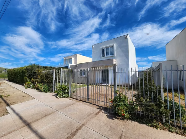 Casa En Venta En El Manzano Tiltil, 3d+3b Y 2e, Condominio Seguro