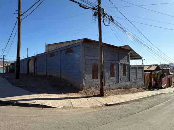 Se Vende Amplia Casa Esquina sector Manuel Rodríguez