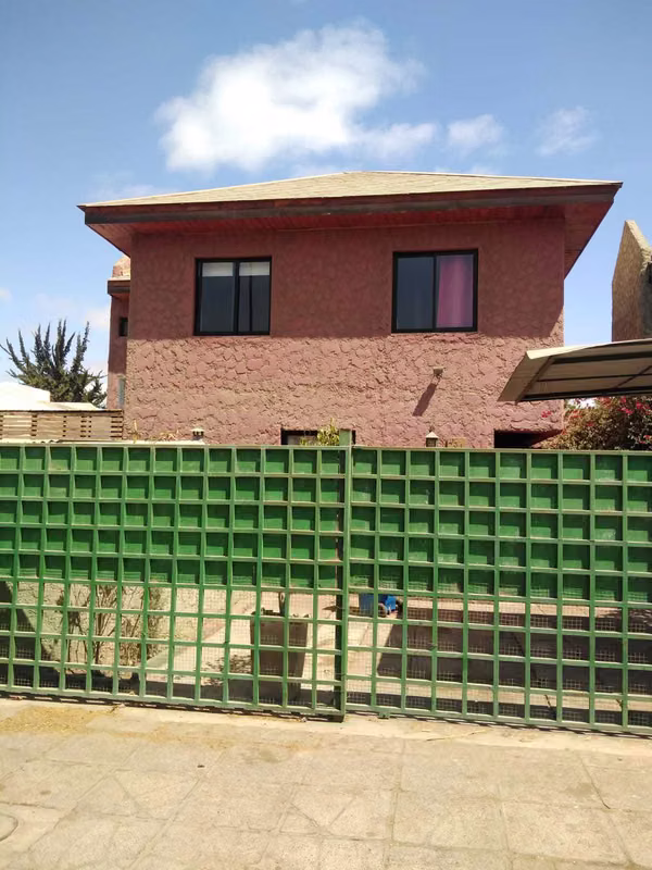 Amplia Casa con piscina en Sector Exclusivo (140027)