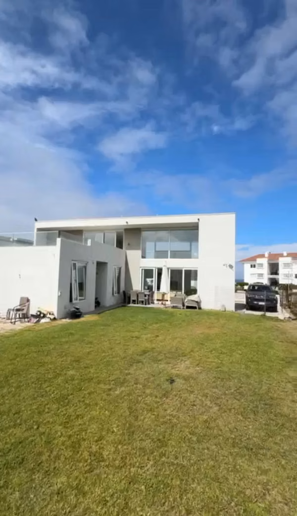 Amplia Casa con Jardín y Piscina (140123)