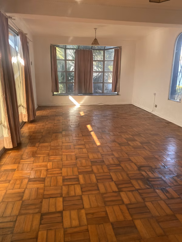 Se vende Amplia y luminosa casa aislada, cerca del Metro El Bosque