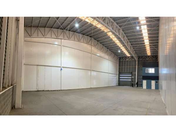 Arriendo bodega c/of de 442 m2 en sector Bayona, Colina.