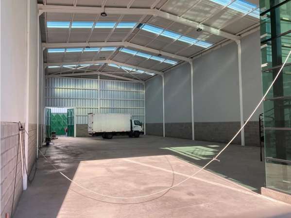 Arriendo bodega c/of de 533 m2 en sector La Montaña.