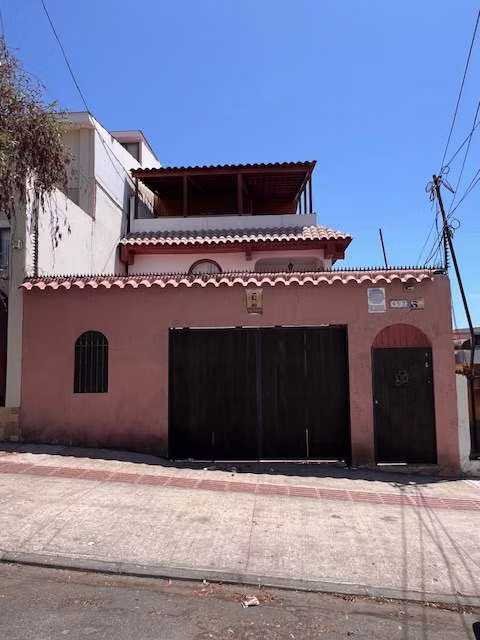 Amplia Casa de 3 dormitorios en calle Riquelme