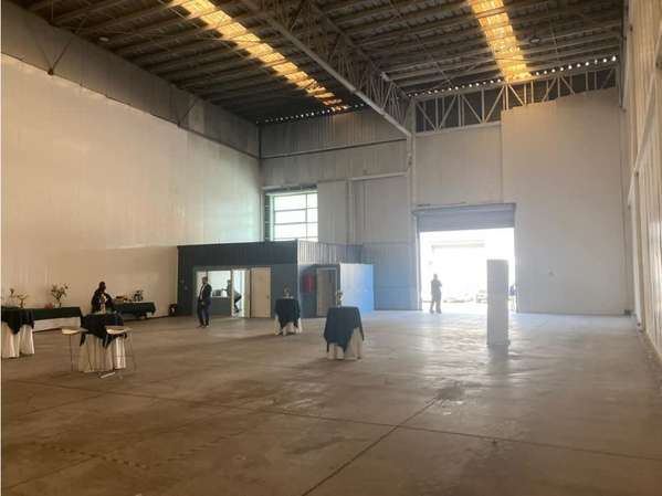 Arriendo bodega de 490 m2 c/of en Parque, sector La Montaña.