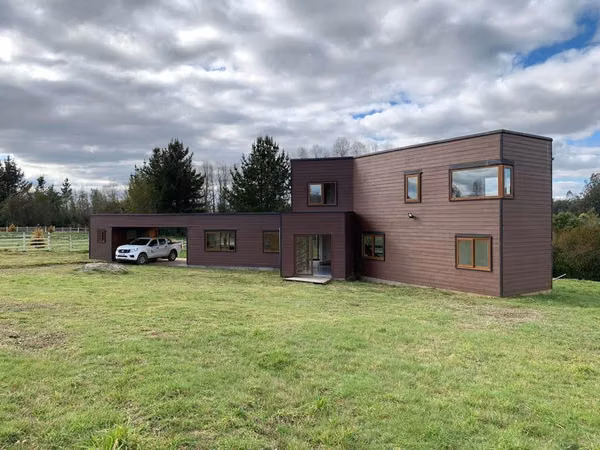 HERMOSA CASA DE DOS PISOS EN CONDOMINIO SANTA EMILIA – SECTOR CAYUMAPU, VALDIVIA