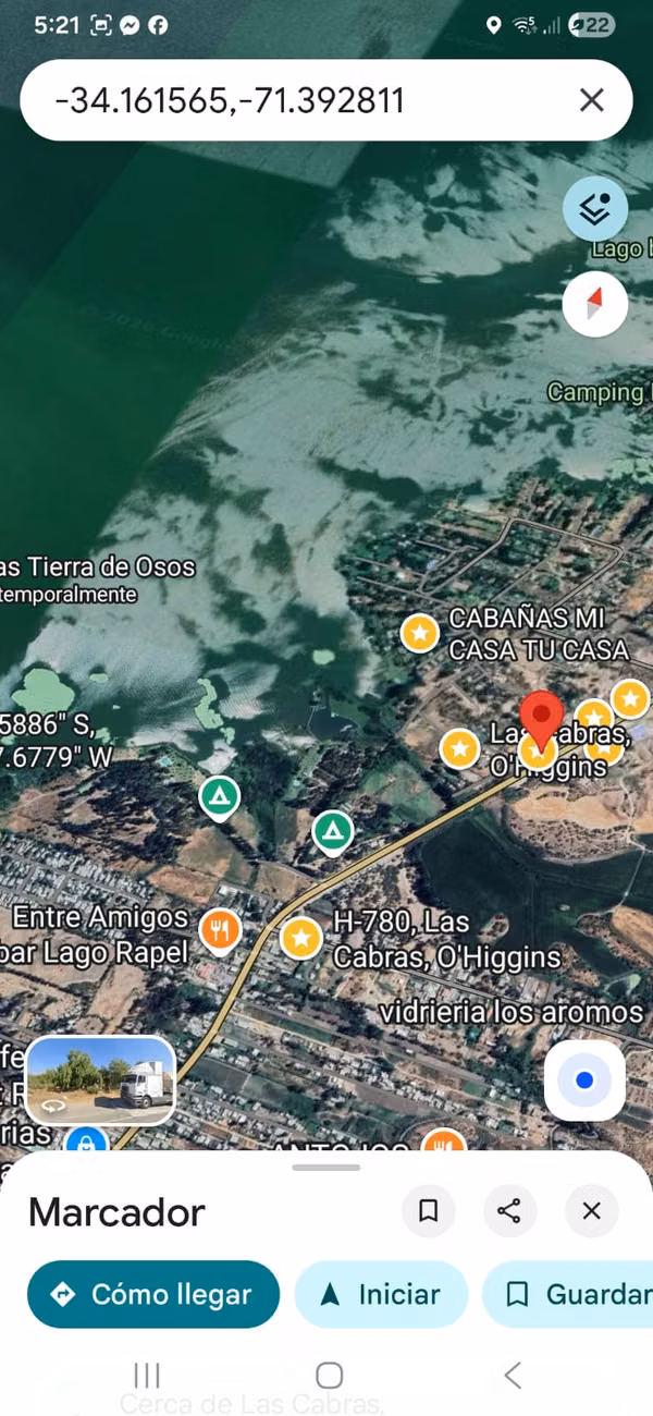 Terreno con lago frente a carretera