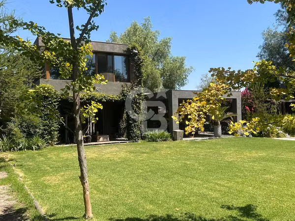 Casa Espaciosa con Jardín y Moderna Cocina