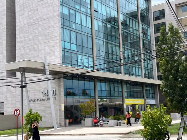 Se vende oficina excelente ubicación, Edificio Plaza Oriente