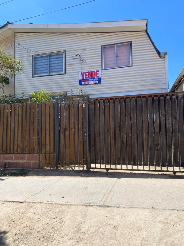 Se vende amplia casa en Avenida Hipodromo de 2 pisos, Villa Alemana