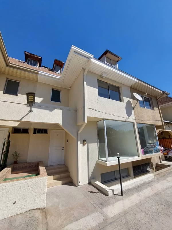 CASA REMODELADA (5D-4B) EN LA FLORIDA