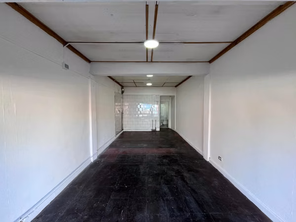 Local comercial 30 m2, casi llegando a av. Collin
