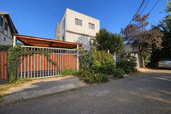 Casa de 3 pisos, 4 dormitorios 2 baños