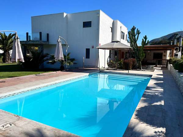 Moderna Casa con Excelente Conectividad (149701)