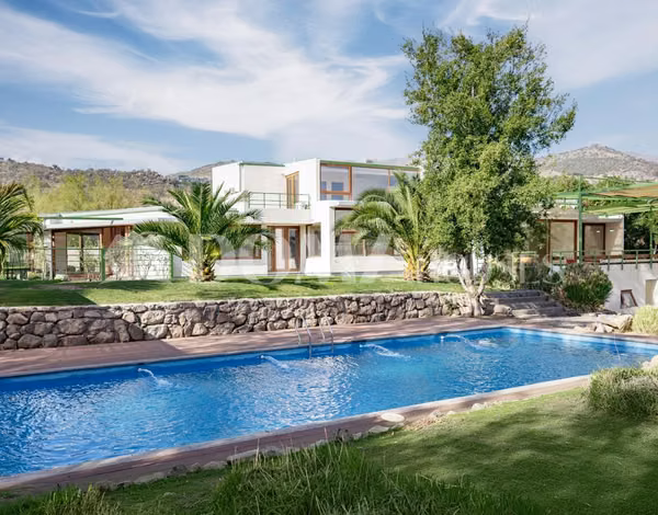 VENTA. Crédito directo. Hermosa casa moderna en parcela. 6D, 6B. Cancha de tenis.
