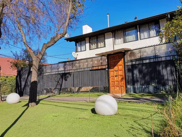 Amplia Casa Comercial con patio privado (149732)