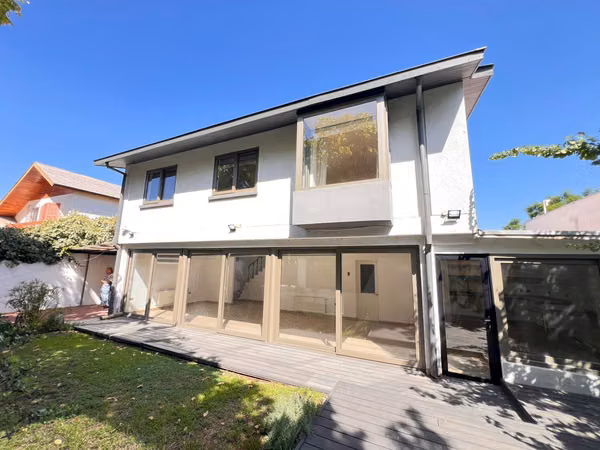VENTA AMPLIA CASA  EN LAS TRNITARIAS LAS CONDES