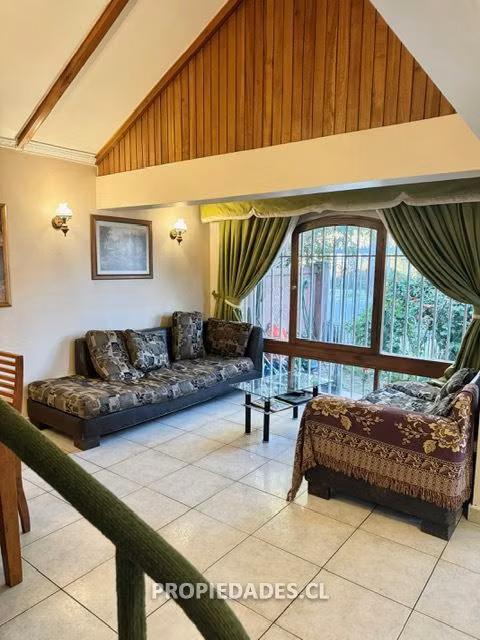 Casa en venta de 4 dorm. Peñalolén / Av Egaña / Metro Grecia