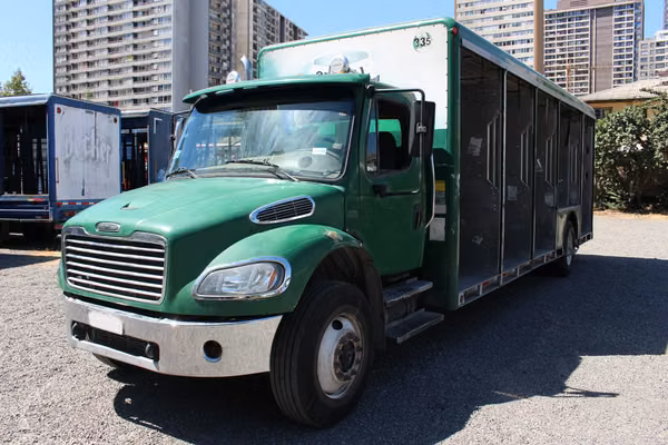 Camion Freightliner m2 106 año 2014 Carroceria Bebidas Cortinas Metalicas