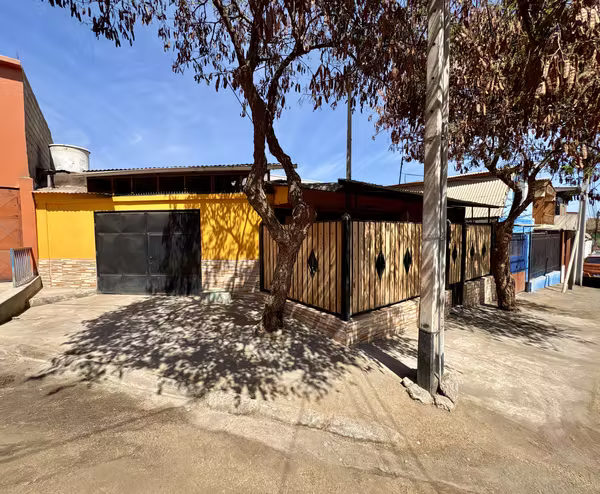 Venta amplia casa en pasaje a pasos La Vega Central y U Santo Tomas