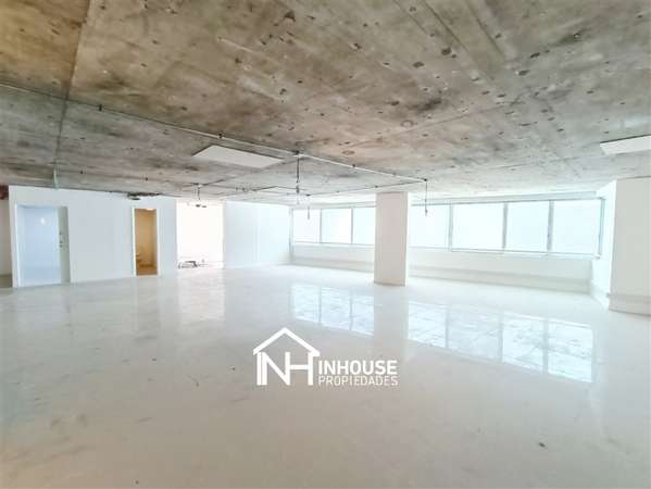 Amplia oficina en arriendo en Providencia
