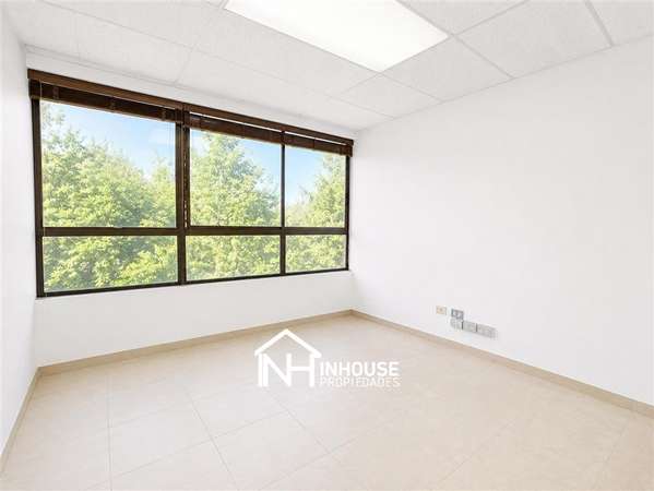Oficina en arriendo 3 privados 2 baños en Vitacura