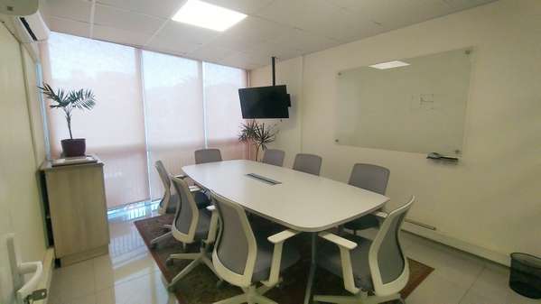 Ofi en arriendo. Metro Los Leones