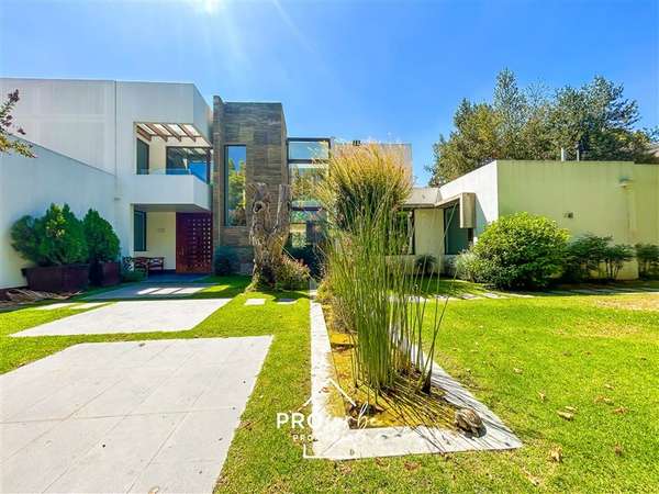 Casa en venta, 7 dorm. Con acceso y vista a Cancha de Golf