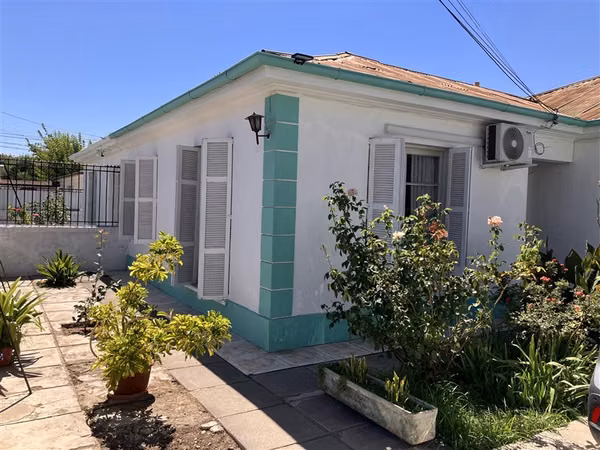 Amplia casa en venta en Recoleta con cabaña independiente