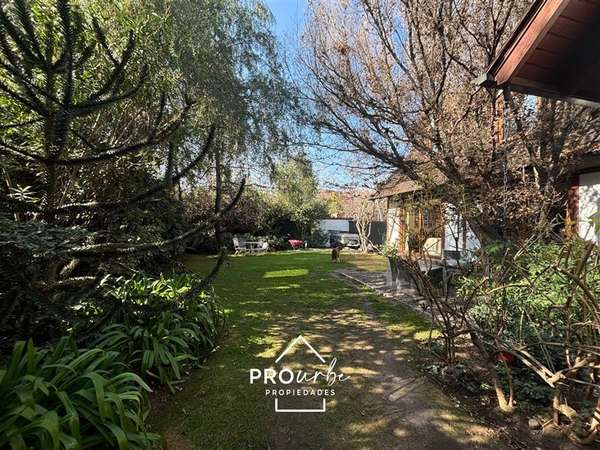 En Venta amplia casa y jardín sector Los Trapenses