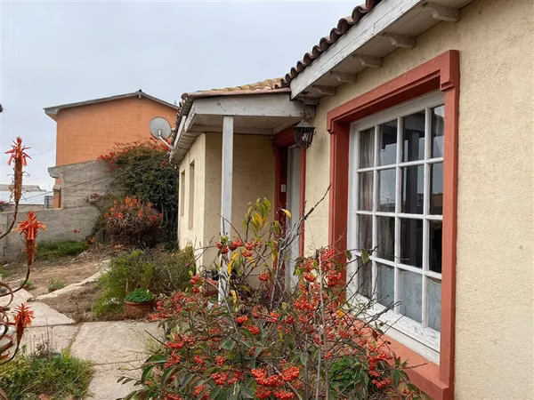 Casa con gran terreno en barrio tradicional / La Serena