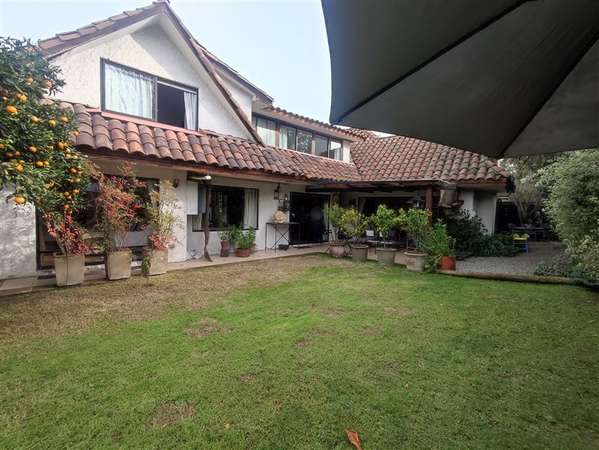 Venta casa La Dehesa Central, amplio jardín.