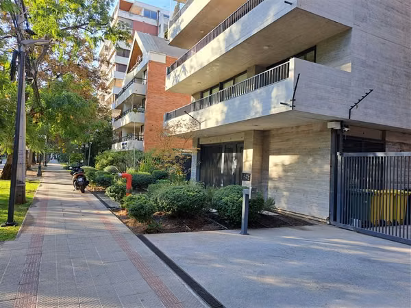 Dos dormitorios, dos baños, gran terraza, muy espacioso