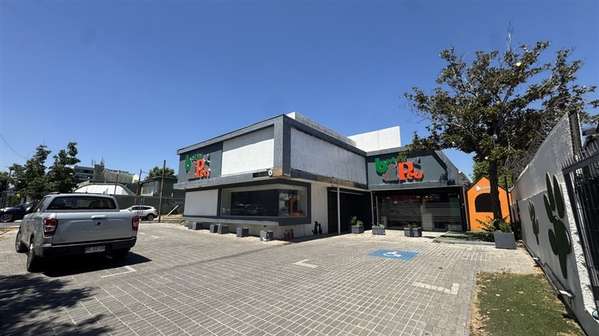 Gran vitrina frente a Mall Alto Las Condes