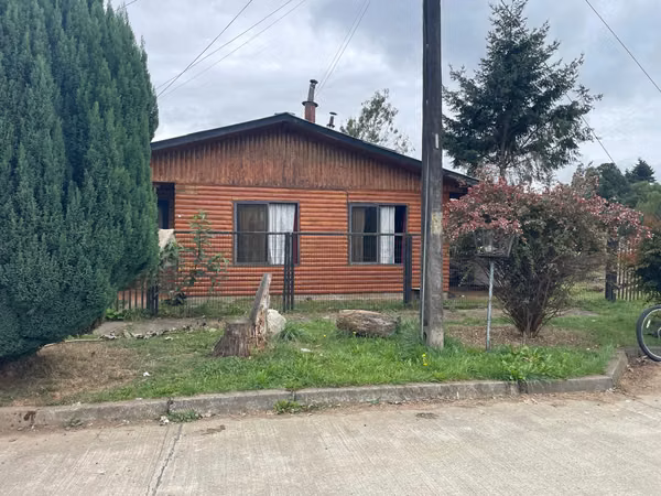 CASA EN VENTA -  GRAN TERRENO - LONCOCHE.-