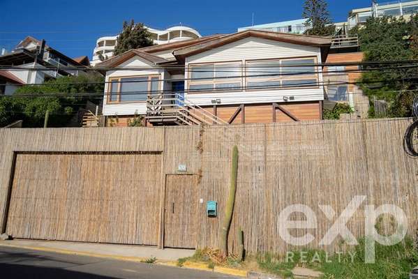 Casa en Venta de 2 Pisos y Terraza vista mar en Viña del Mar