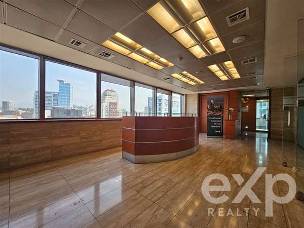 Oficina en Arriendo - Edificio Emblemático - Sector El Golf